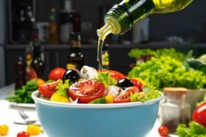 Verscheidene salade besprenkeld met extra vierge olijfolie voor een gezond mediterraan dieet