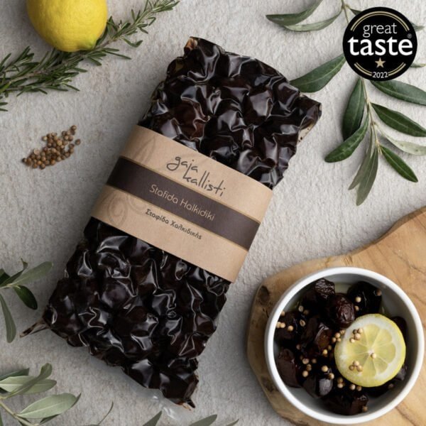 Zwarte, droge Stafida Halkidiki olijven met citroen en kruiden, wonnen een Great Taste award