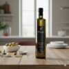 Fles Gaia Kallisti extra vierge olijfolie op een houten tafel in een moderne keuken met verse olijven
