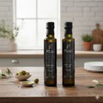 Twee flessen Gaia Kallisti extra vierge olijfolie op houten tafel in een elegante keuken
