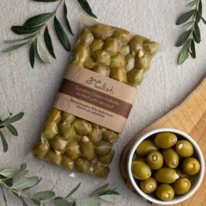 Ontpitte Halkidiki olijven gevuld met amandel in een verpakking en kom