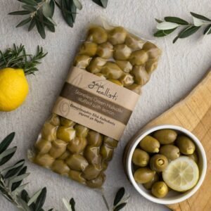 Groene Halkidiki olijven gevuld met citroen in verpakking en kom