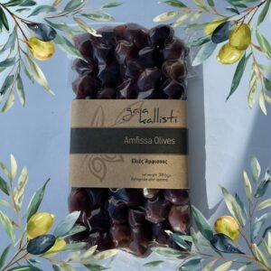 Zwarte amfissa olijven in een vacuum-verpakte zak, afkomstig uit Halkidiki, Griekenland. De olijven zijn koudgeperst en worden zorgvuldig verpakt voor optimale versheid.