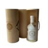 Likoolijk houten cadeaulabel en flessenverpakking voor Griekse extra vierge olijfolie, koudgeperst uit Halkidiki, origineel design met natuurlijke uitstraling, voorzien van een elegante houten doos en een prachtig gedecoreerde fles.