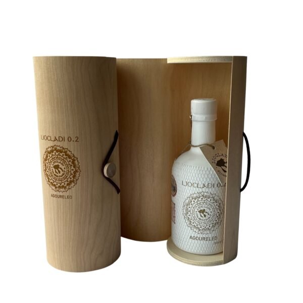 l.cladi-evoo-limited-edition-glass-250ml-a-02 Likoolijk houten cadeaulabel en flessenverpakking voor Griekse extra vierge olijfolie, koudgeperst uit Halkidiki, origineel design met natuurlijke uitstraling, voorzien van een elegante houten doos en een prachtig gedecoreerde fles.