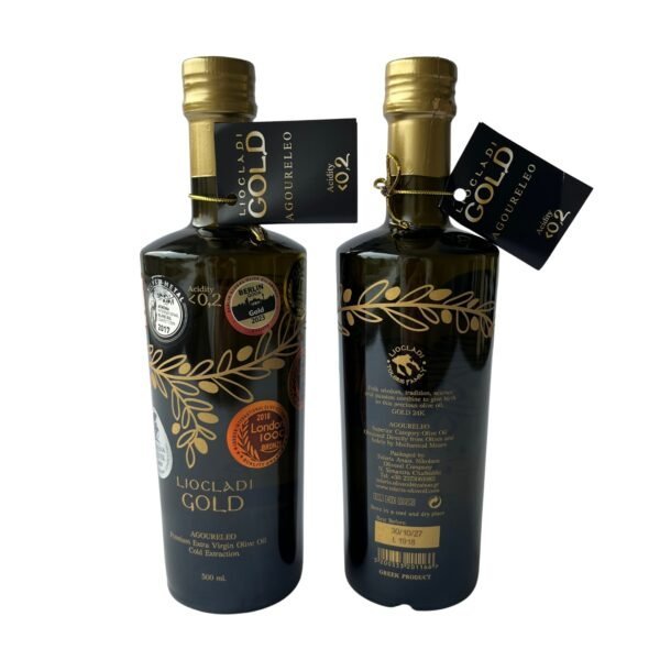 Vervaardigde productfoto van twee flessen luxueuze Griekse extra vierge olijfolie uit Halkidiki, koudgeperst en in donker glas verpakt met gouden details, uitgereikt met verschillende awards.