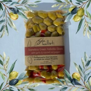 Gelabelde groene olijven uit Chalkidiki, koudgeperst en verpakt met knoflook en geroosterde rode peper, afkomstig uit Halkidiki, Griekenland.