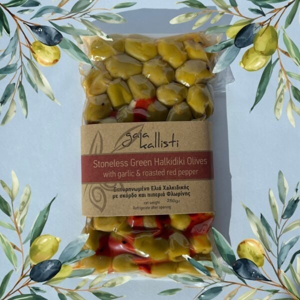 Gelabelde groene olijven uit Chalkidiki, koudgeperst en verpakt met knoflook en geroosterde rode peper, afkomstig uit Halkidiki, Griekenland.